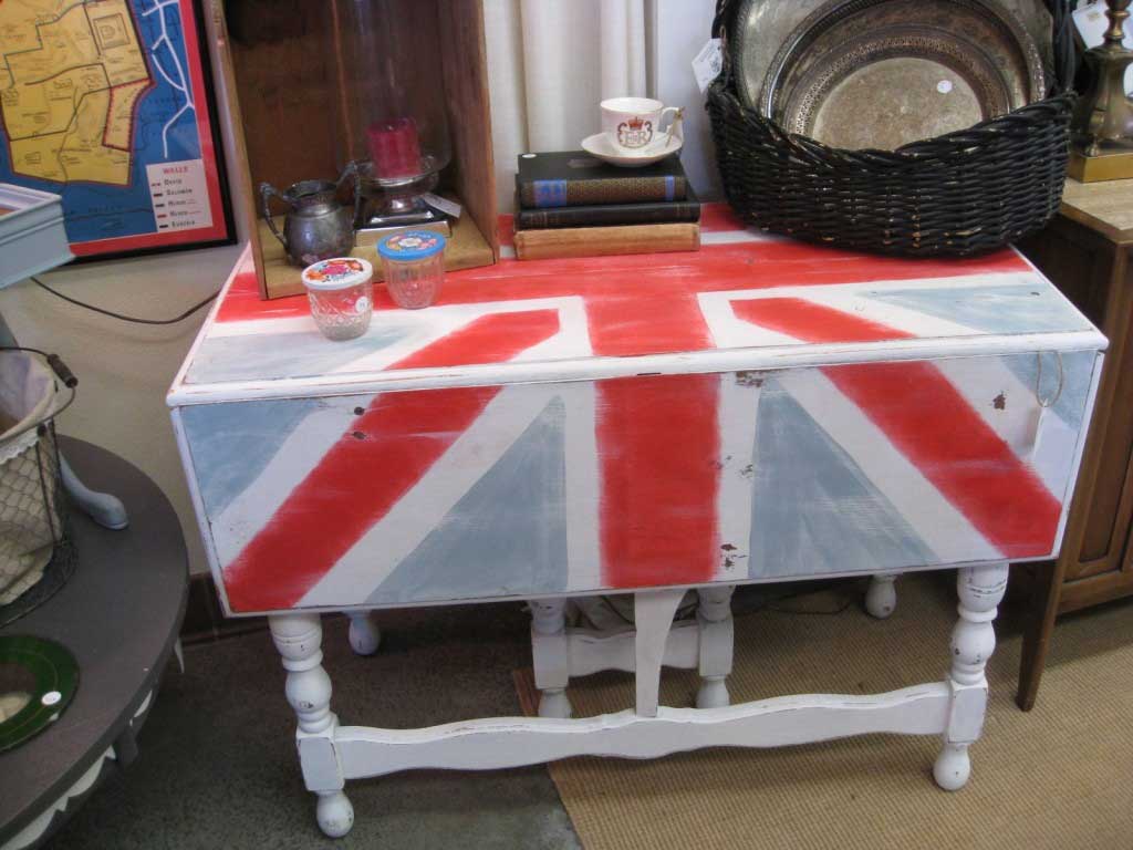 Tidbits&Twine Union Jack Table