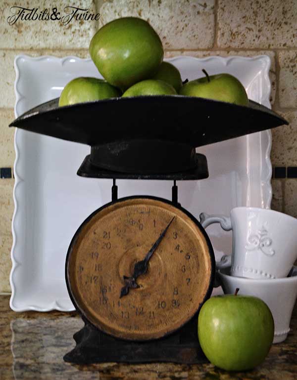 Tidbits&Twine Vintage Scale Apple Vignette