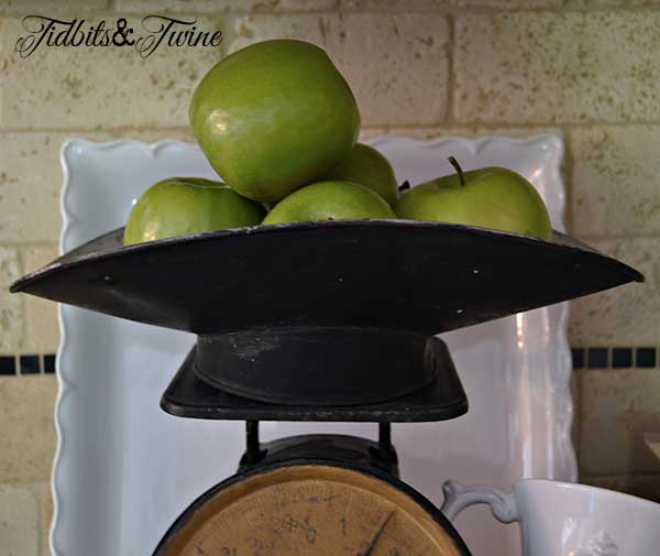 Tidbits&Twine Vintage Scale Top Apple Vignette