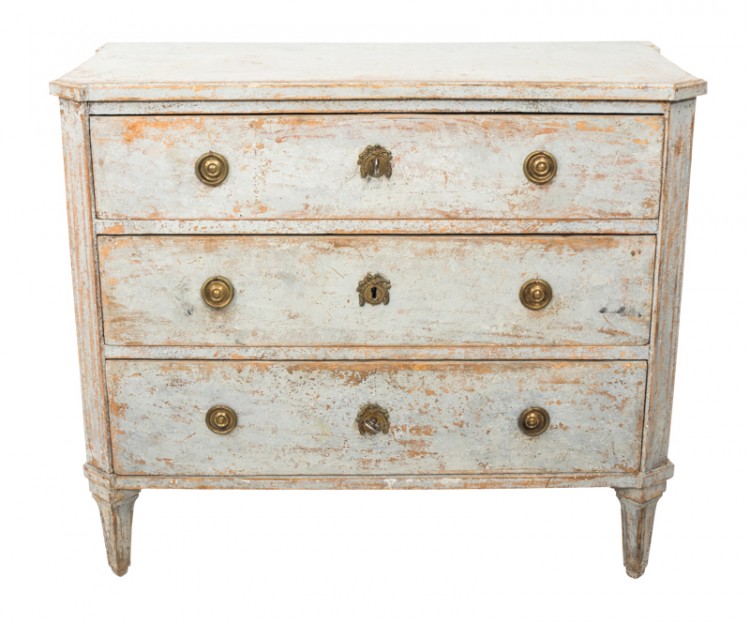 Gustavian chest of drawers with an escutcheon around the keyhole - Tidbits&Twine
