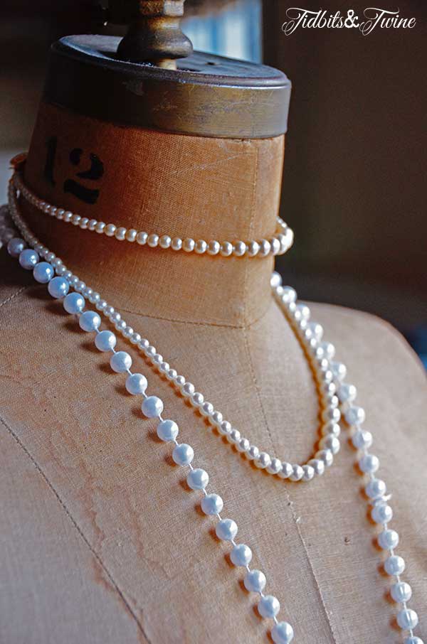 Tidbits&Twine-Dress-Form-with-Pearls