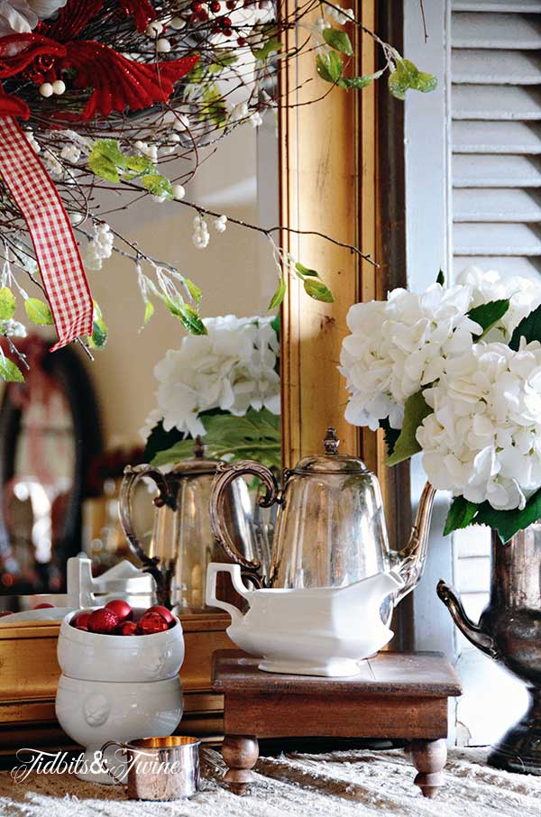 Tidbits&Twine-Christmas-Buffet-Vignette