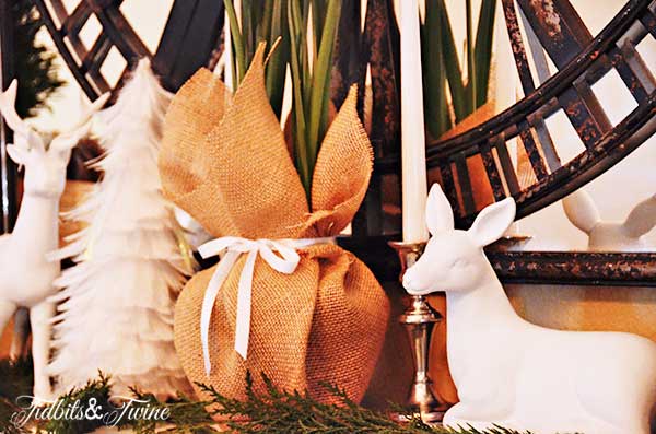 Tidbits&Twine-Christmas-Mantel-4a