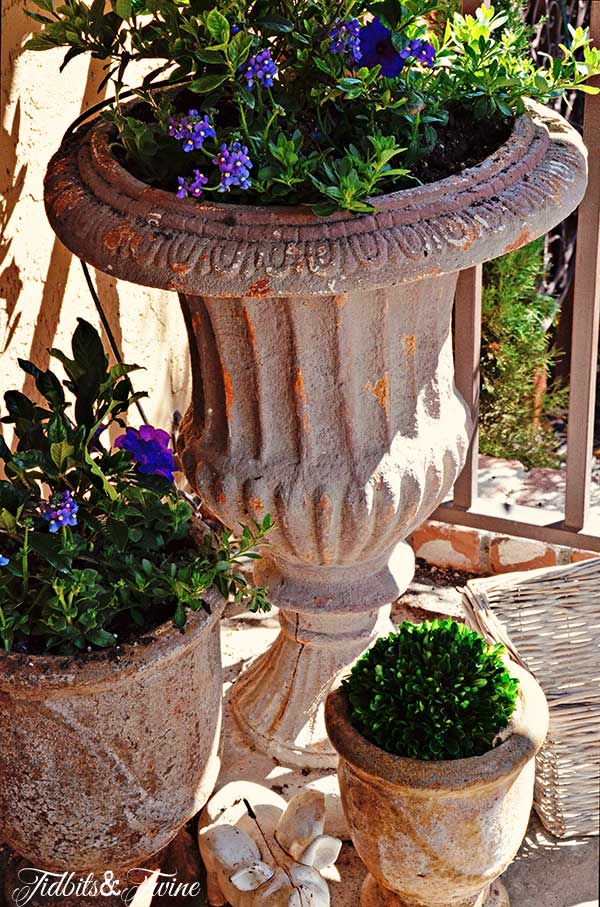 TIDBITS-&-TWINE-Front-Porch-Flowers