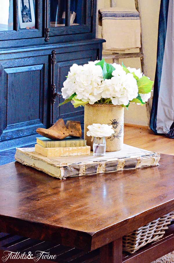 TIDBITS-&-TWINE-Coffee-Table-Vignette---The-Contained-Grouping