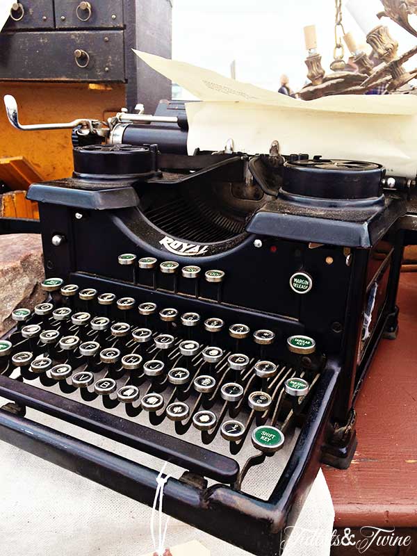 TIDBITS-&-TWINE-Vintage-Typewriter