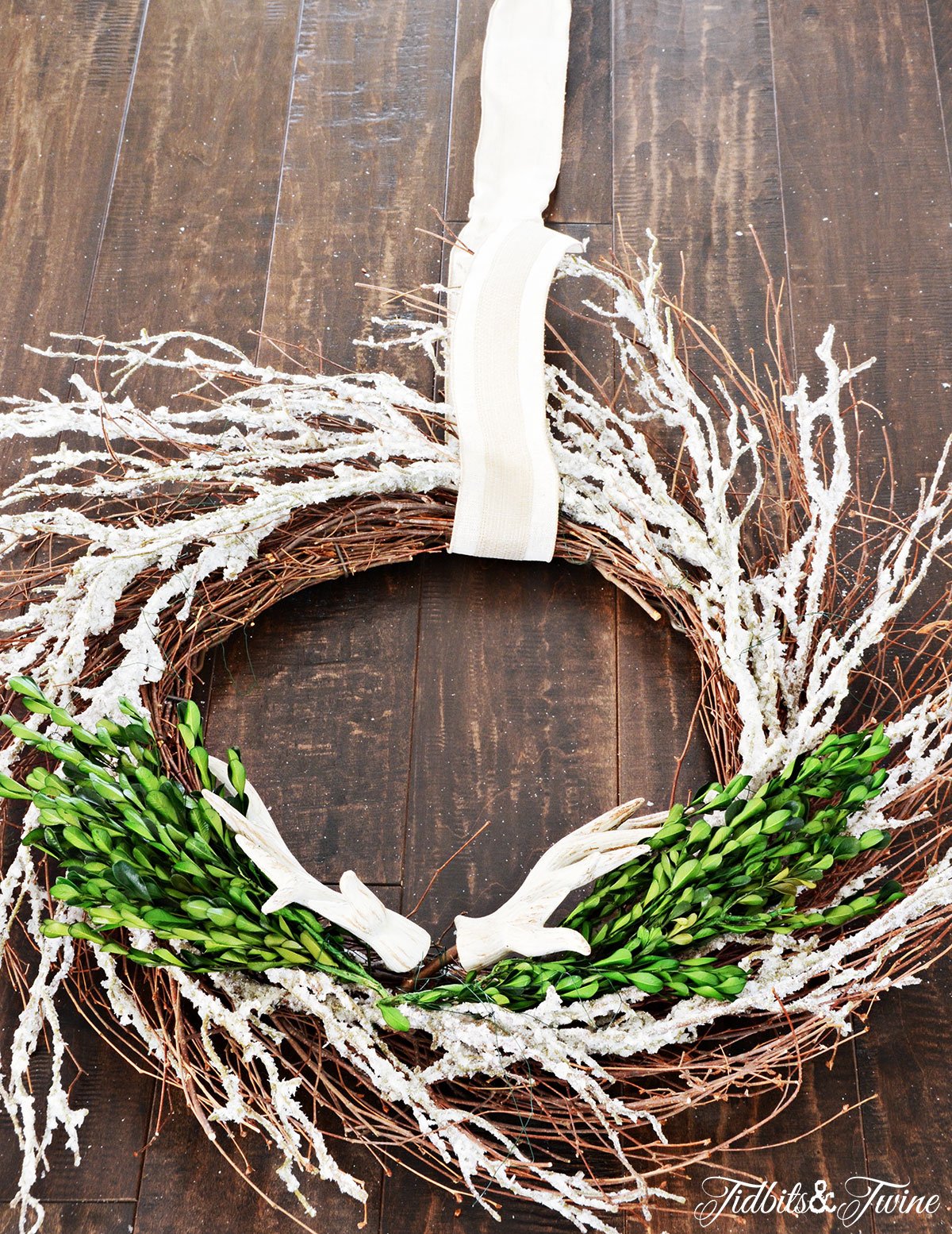 TIDBITS-&-TWINE---DIY-Boxwood-Christmas-Wreath-Step-4