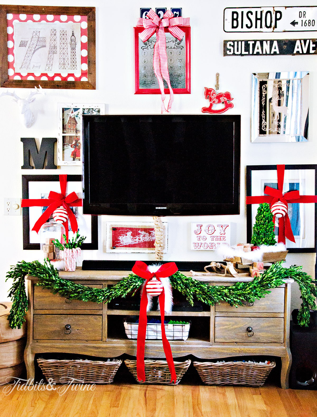 TIDBITS&TWINE How to Make a TV Gallery Wall Christmas 2015