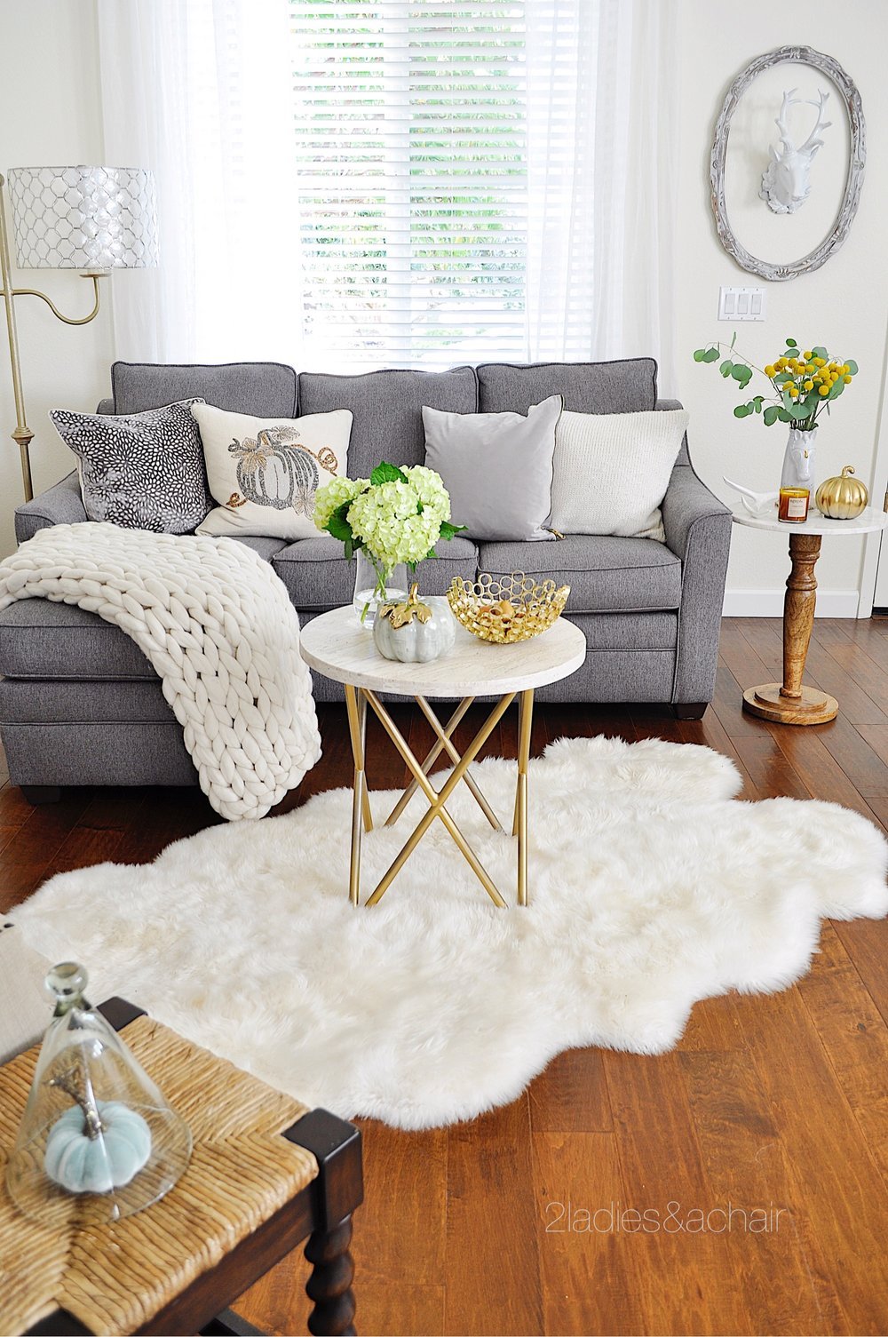 Small scale decorating ideas for the living room