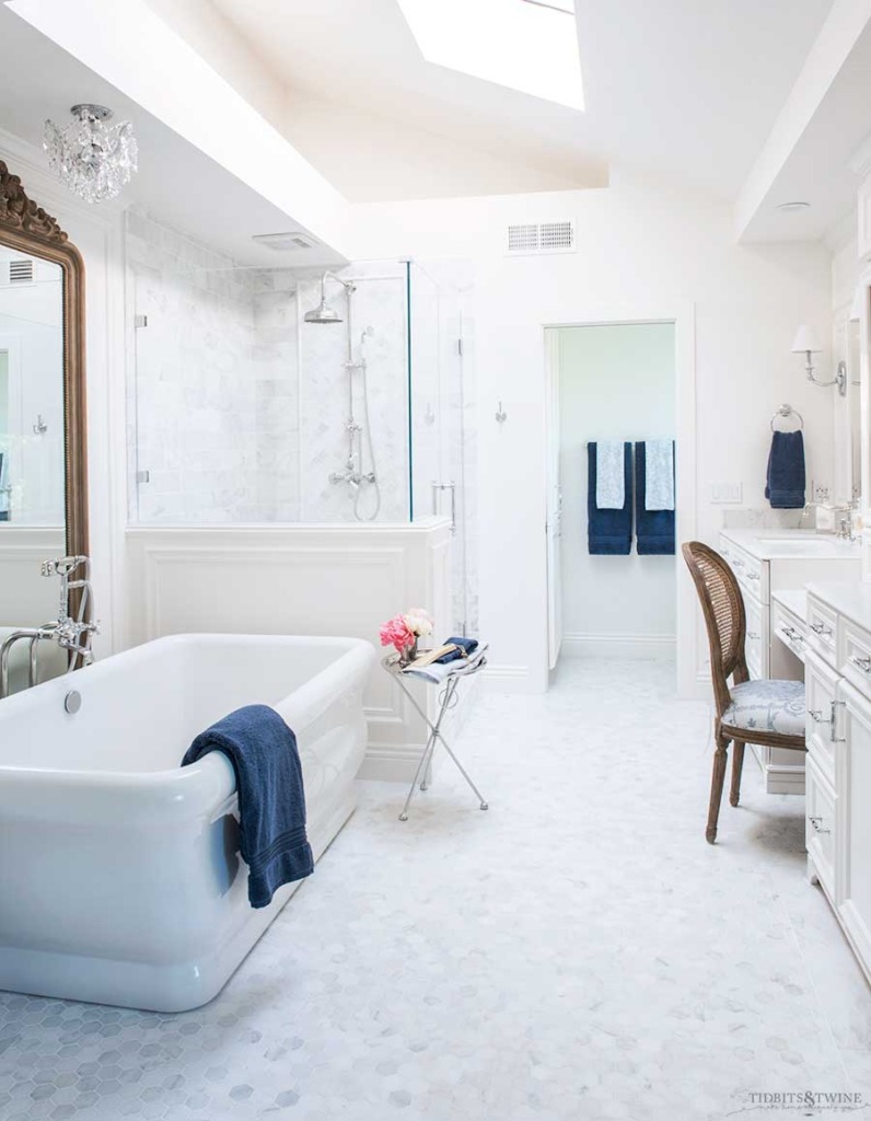 French elegant marble master bathroom in blue and white