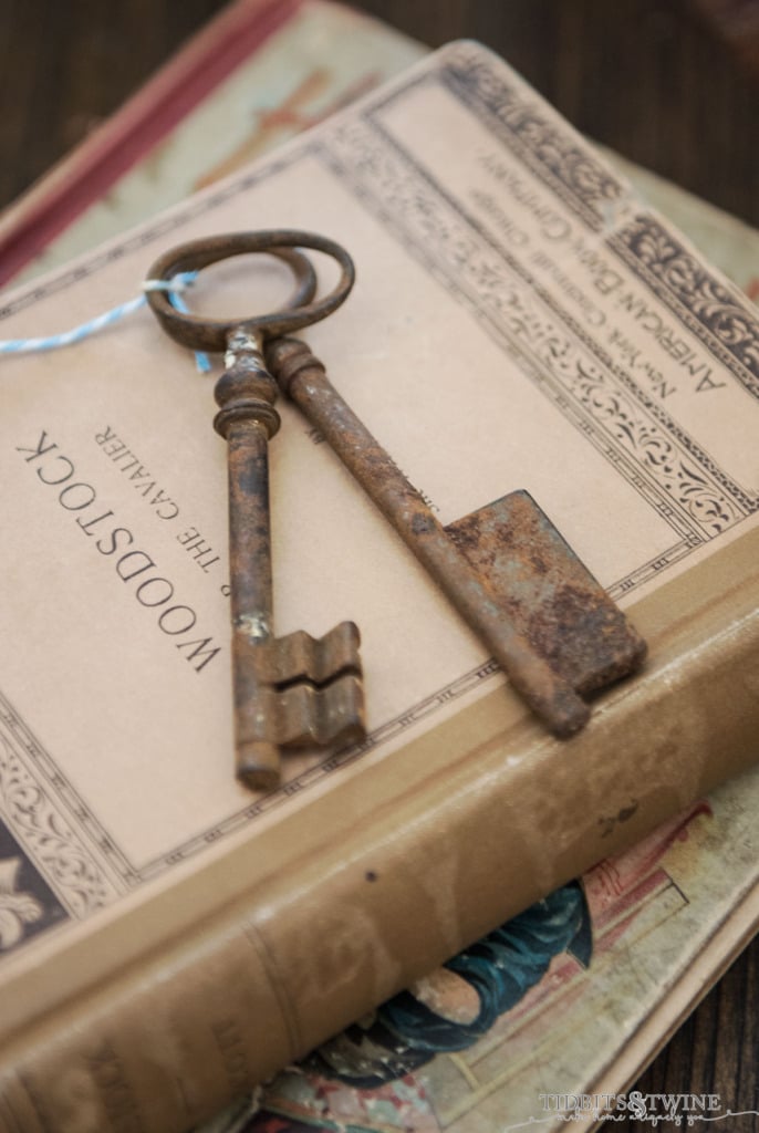 Large French vintage skeleton keys