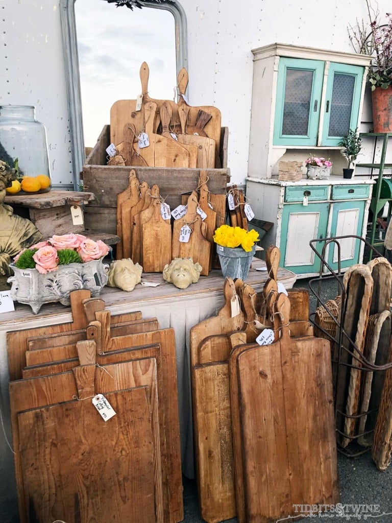 Atelier de Campagne booth display with vintage bread boards