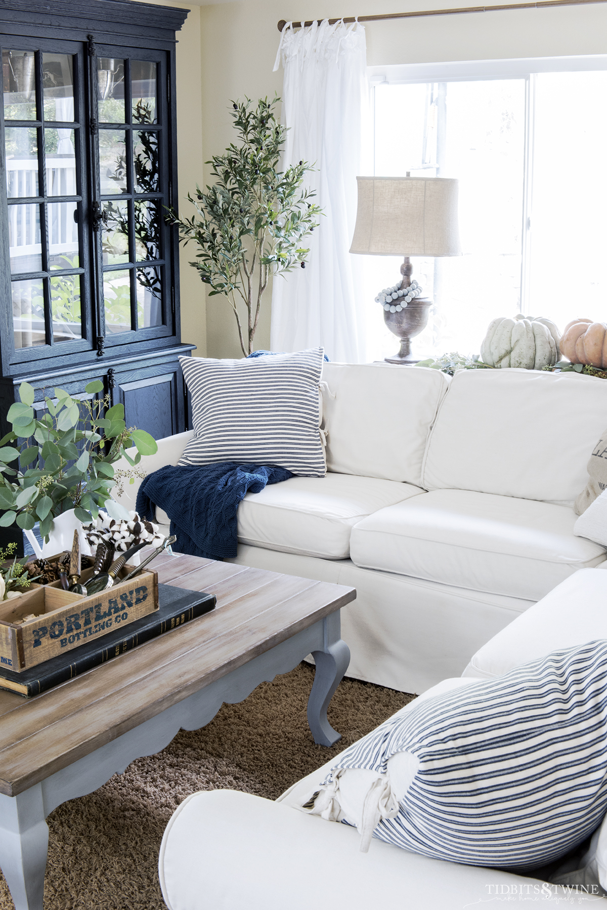 Easy Fall Decorating In the Family Room - Tidbits&Twine