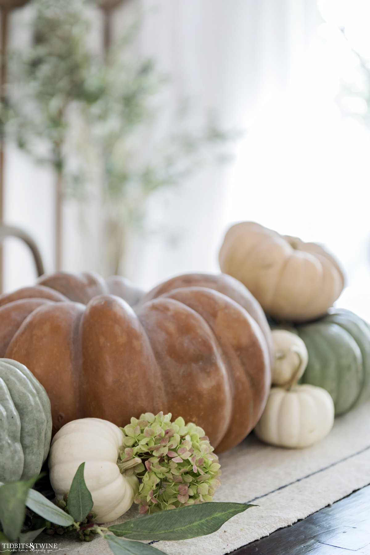 An Easy 5 Minute Pumpkin Centerpiece Idea for Fall