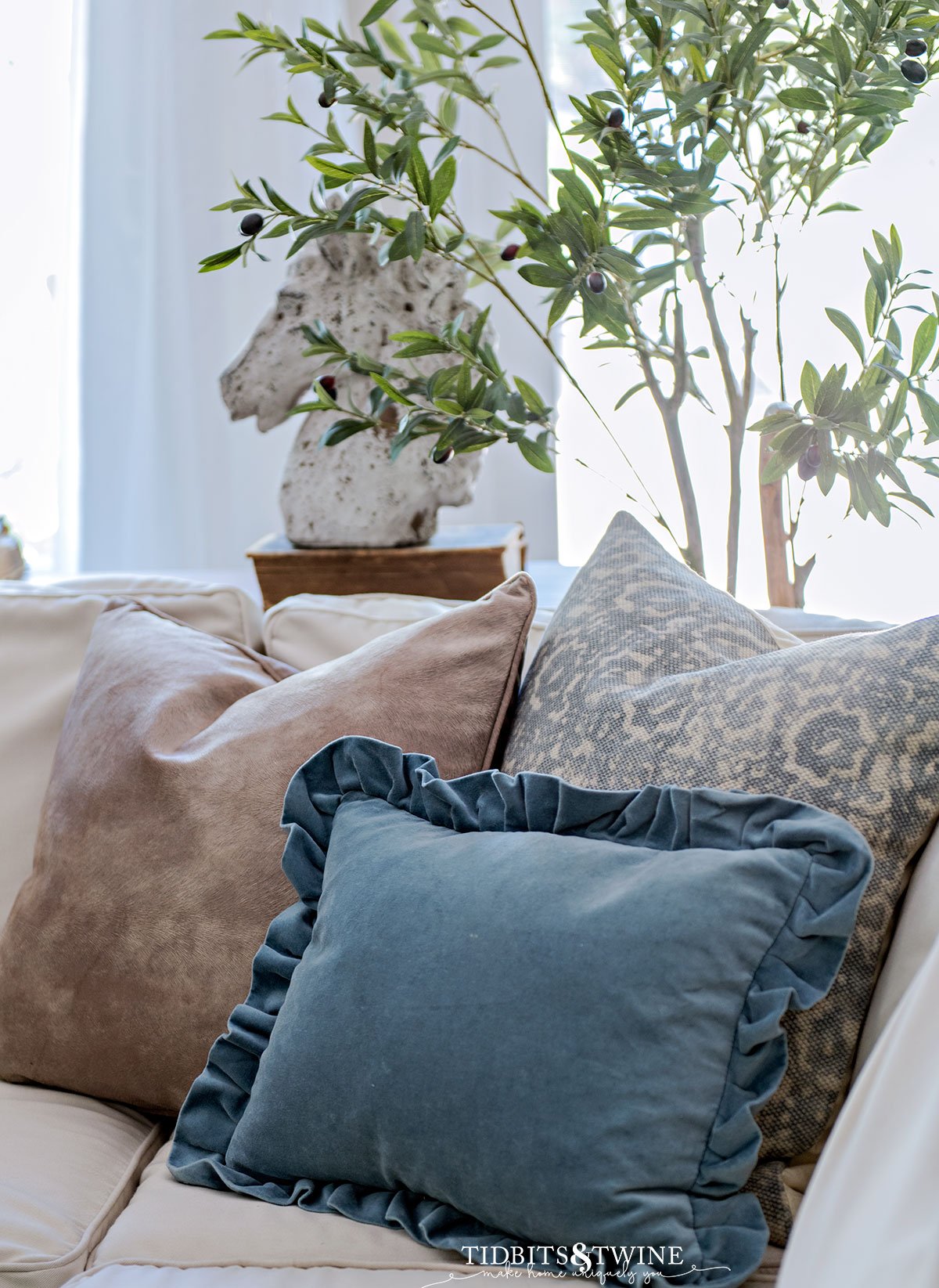 The Ultimate Guide to Couch Throw Pillow Sizes & Arrangements