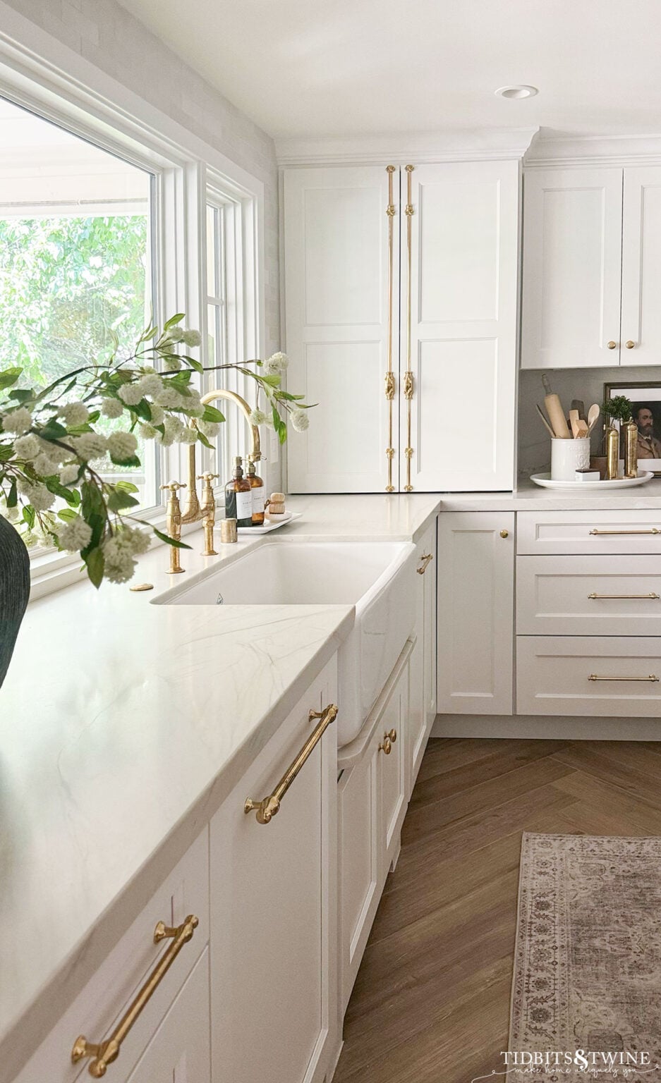 10 Clever Kitchen Cabinet Storage ideas - Tidbits&Twine