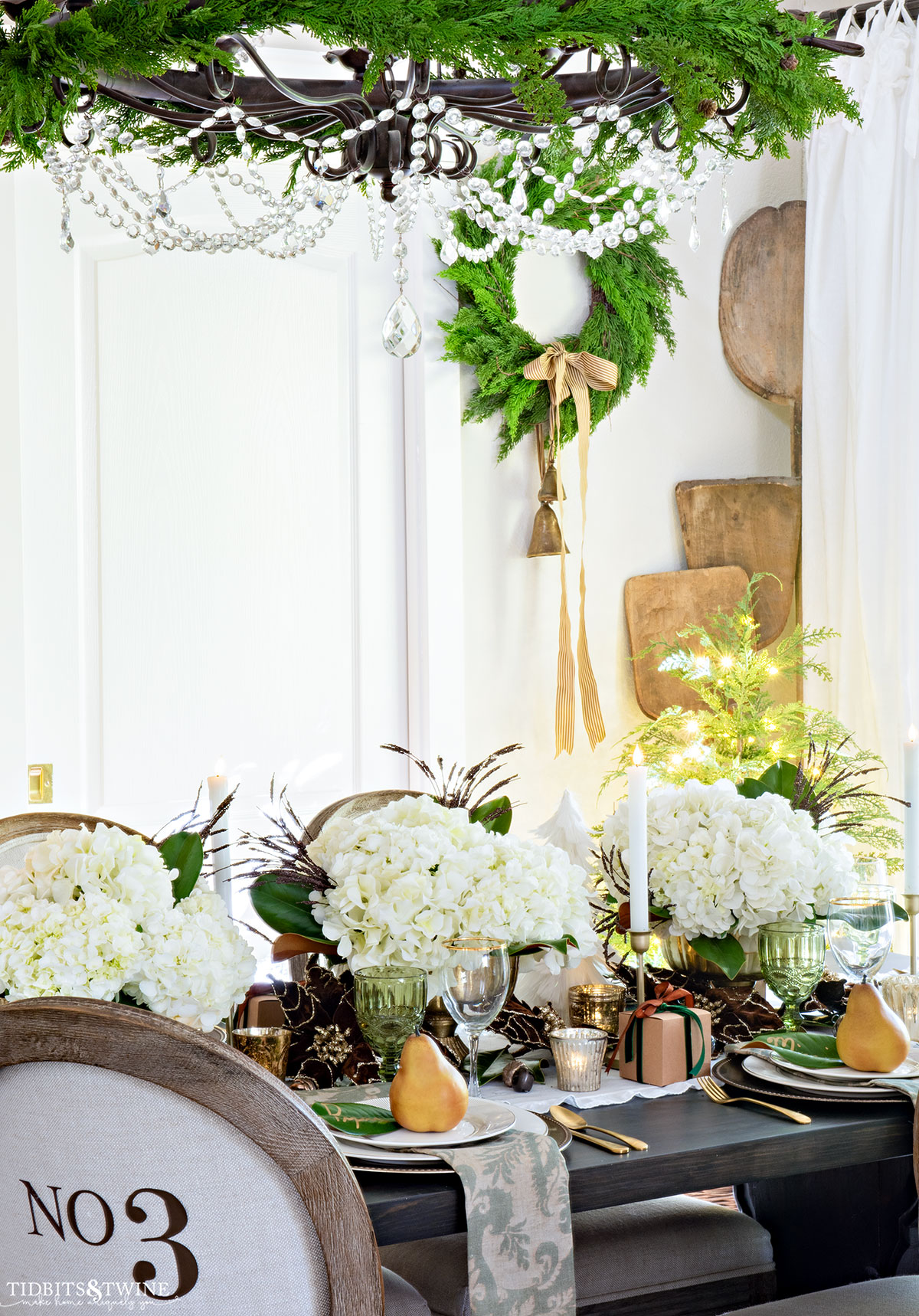 Elegant Christmas table in brown green and gold - French Christmas Table Idea