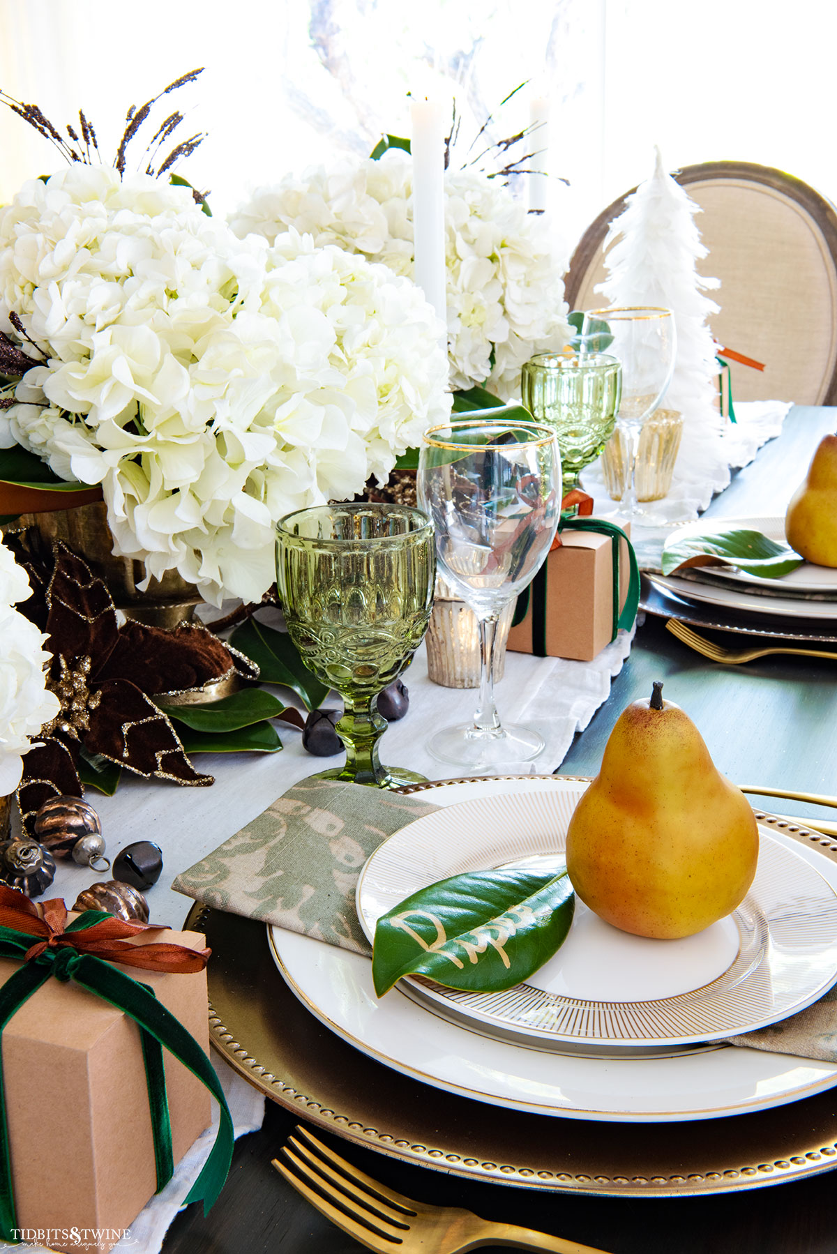 Christmas table setting with pear place setting and white hydrangeas - Chrismtas Table Ideas