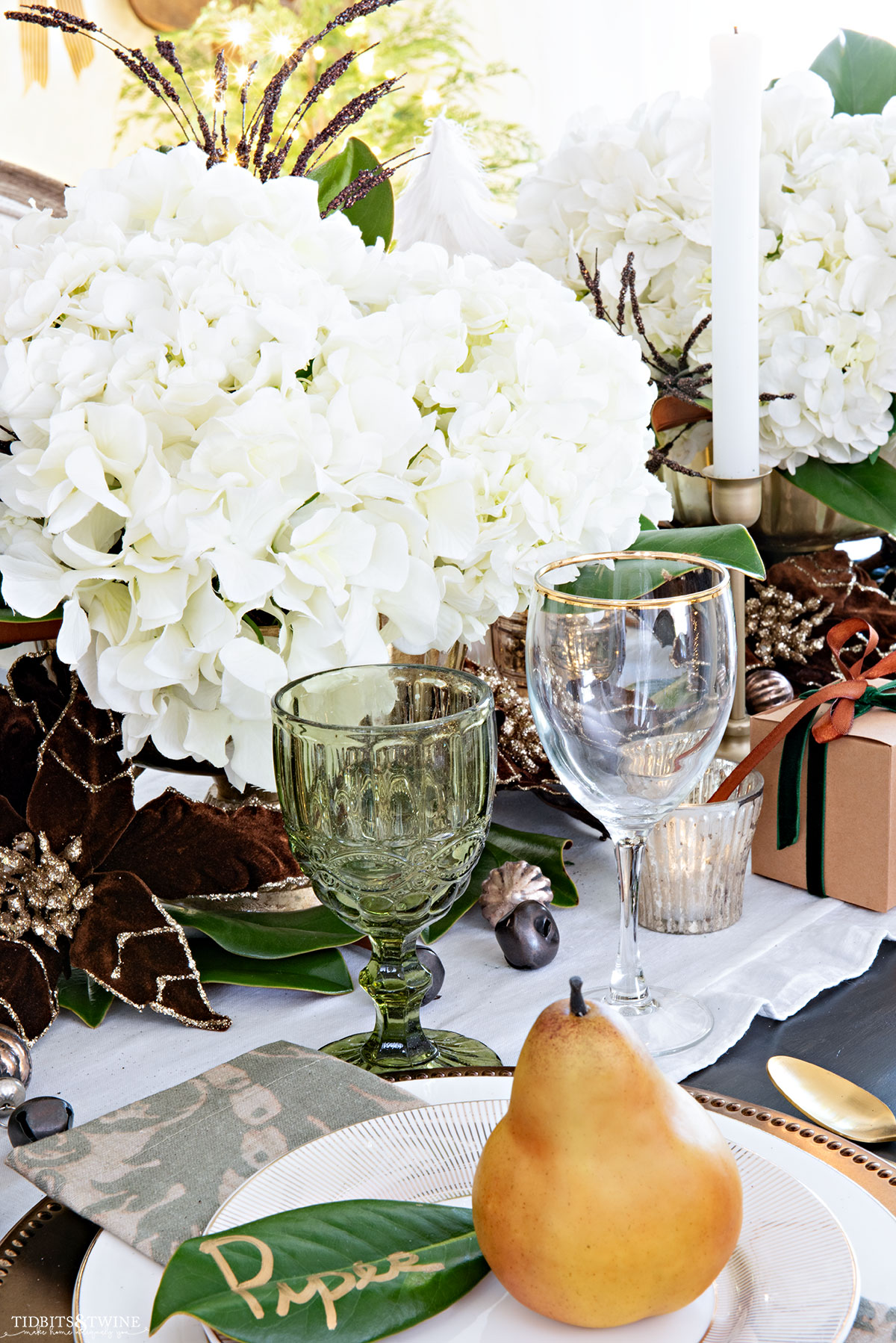 Christmas table centerpiece with hydrangea and brown velvet flowers - Christmas Table Ideas