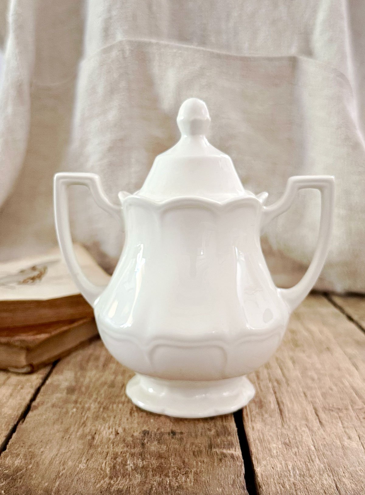 J&G Meakin England 蓋付きボウル Vintage J&G Meakin England Classic White Sugar Bowl with Lid