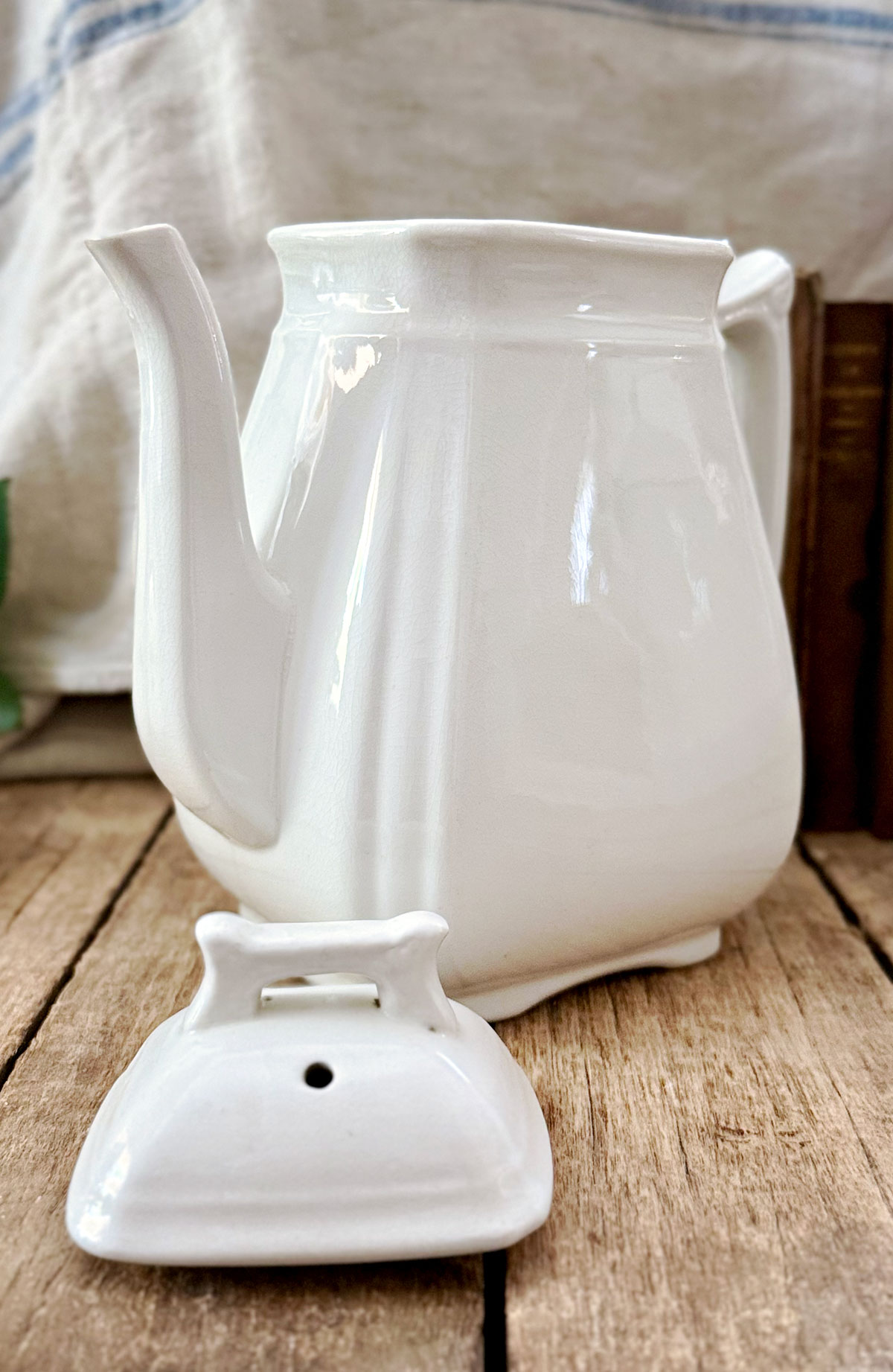 Antique Alfred Meakin Royal Ironstone China Teapot with Lid – White Octagonal English Ironstone, c. 1900 - Image 4